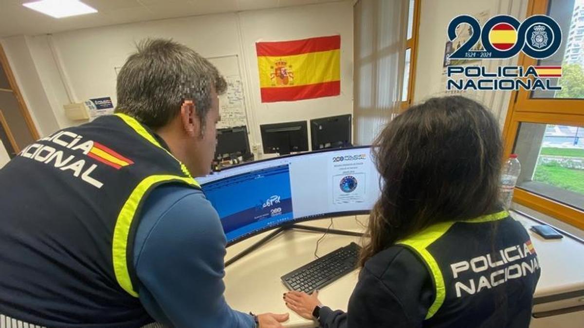 Dos agents de la Policia Nacional, durant una operació.
