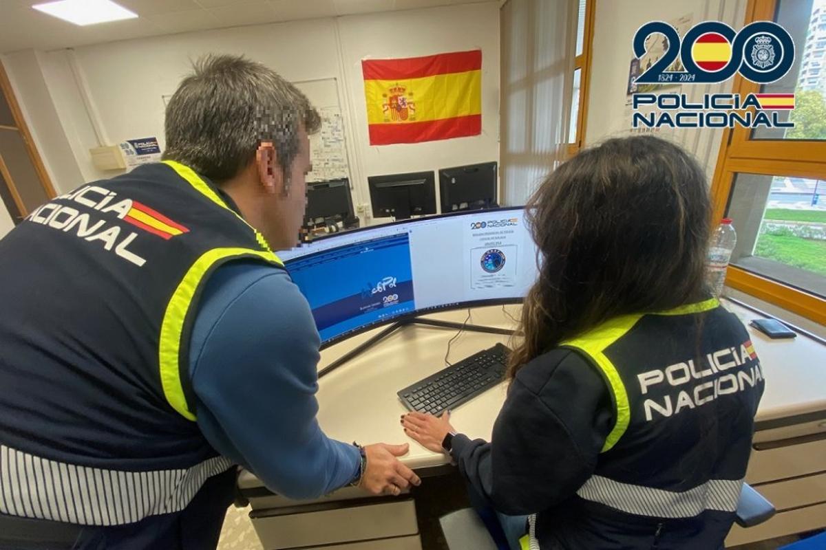 Dos agents de la Policia Nacional, durant la operació.