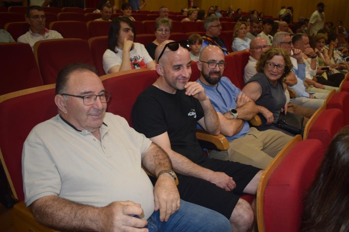 El acto de entrega de diplomas en el Auditorio Municipal de Valga.