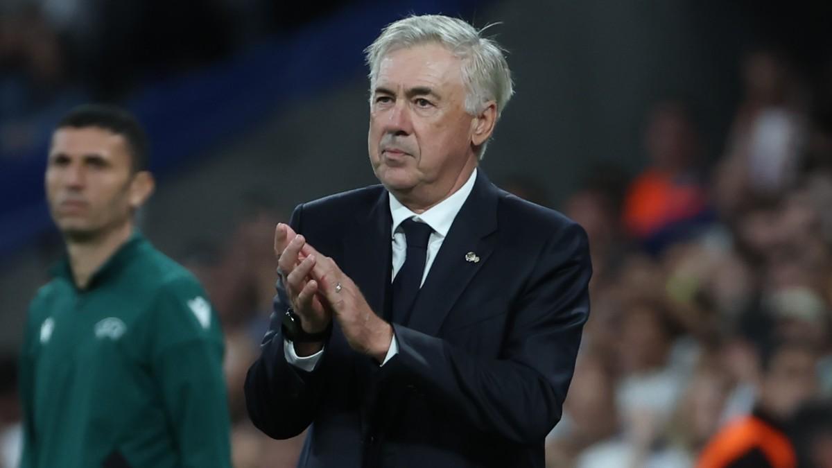Ancelotti aplaude a su equipo.
