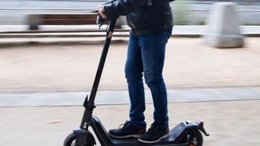 Un usuari del patinet elèctric