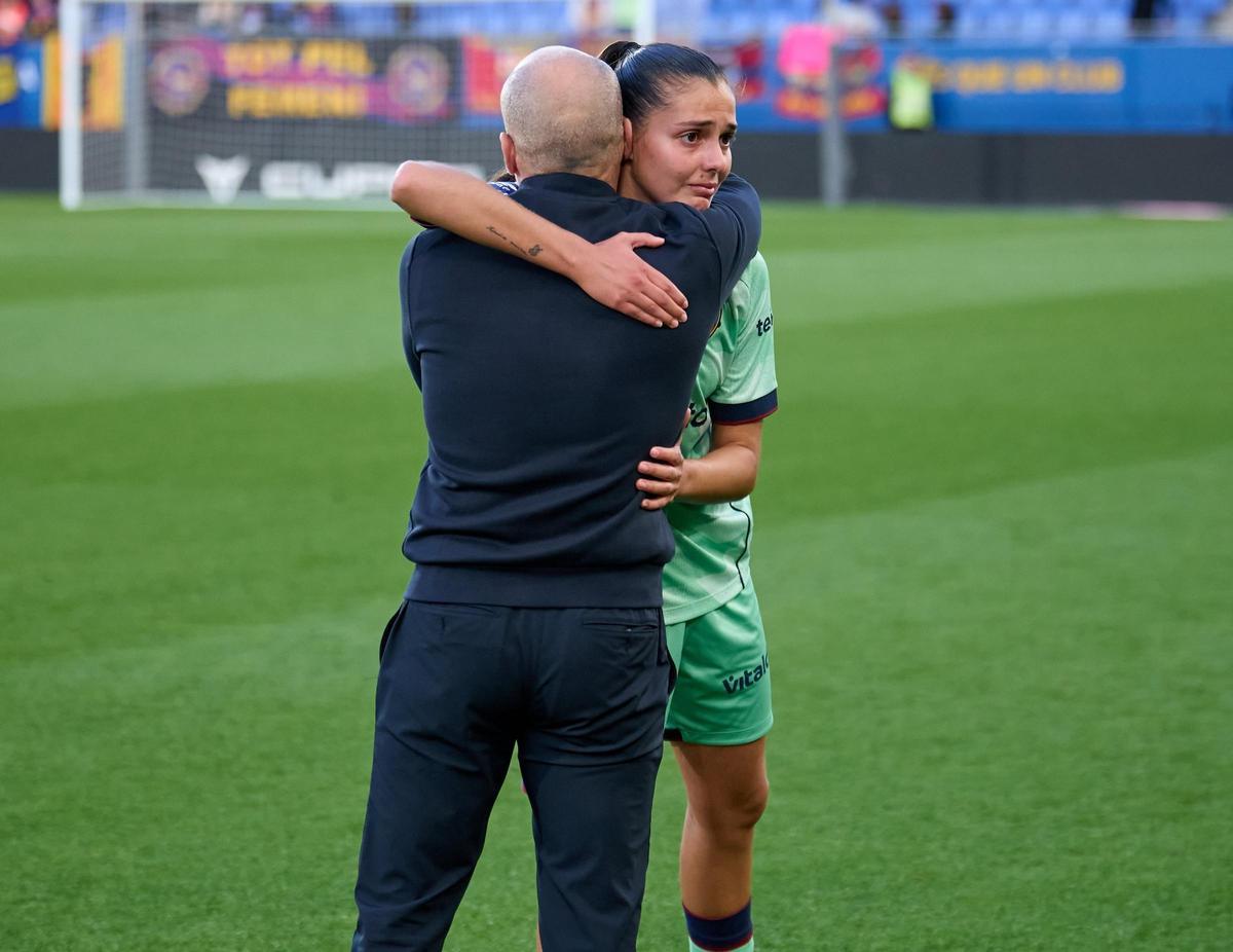 La jugadora Teresa Mérida abrazando al entrenador del Levante, Andrés París.