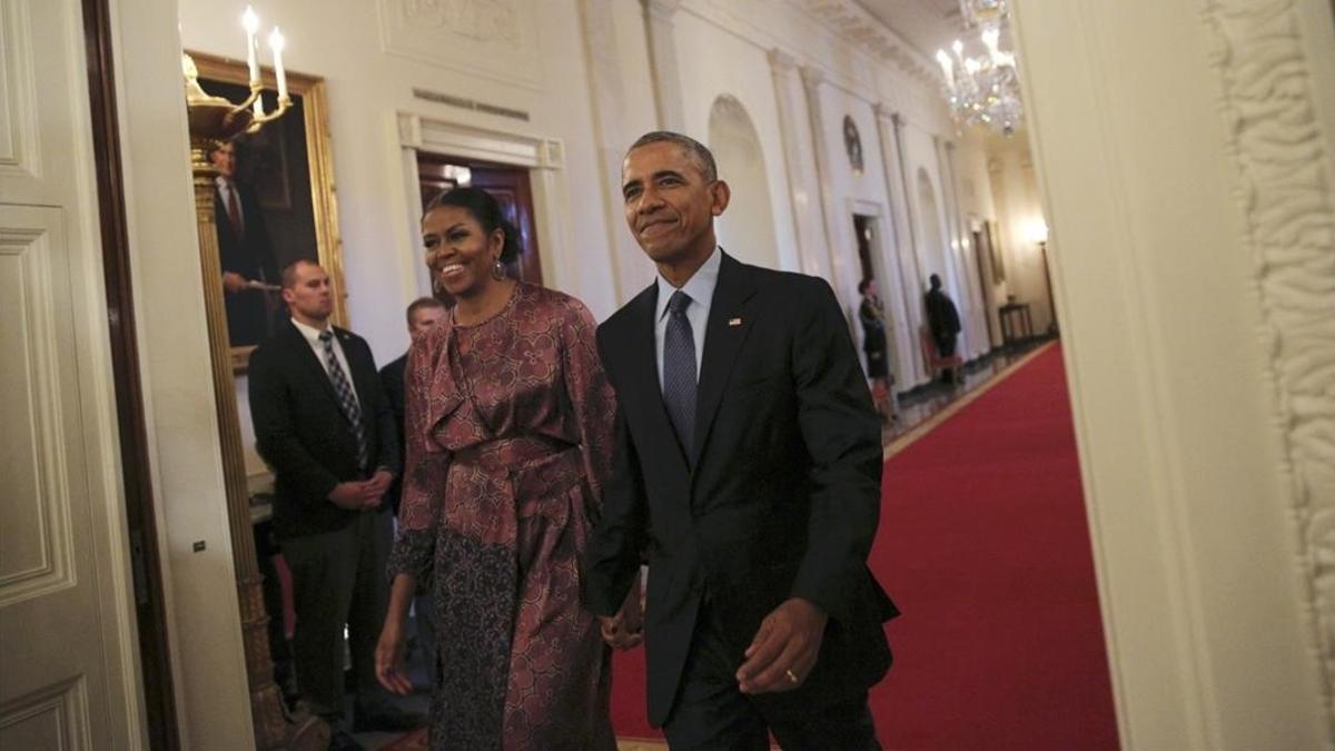 Barack y Michelle Obama se dirigen hacia el lugar de la ceremonia de entrega de las medallas de la Libertad, en la Casa Blanca.