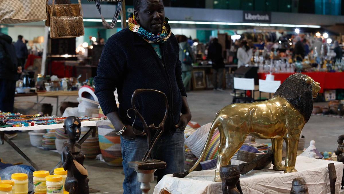 Uno de los expositores con piezas antiguas africanas.