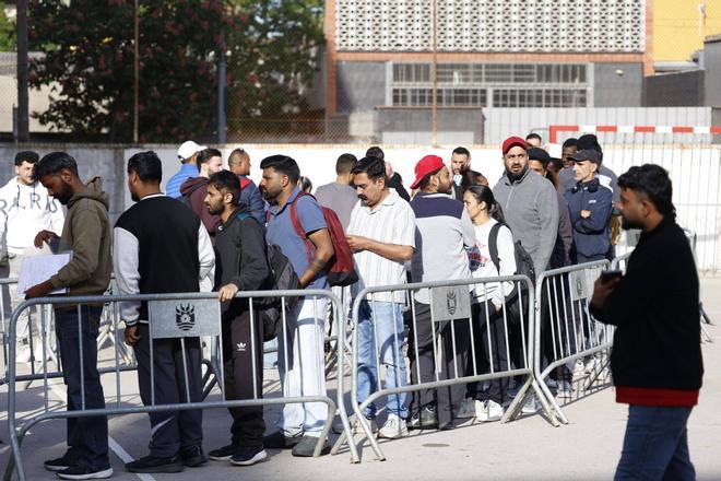 Les imatges de les cues a Salt davant l'oficina que assessora sobre la regularització extraordinària de migrants