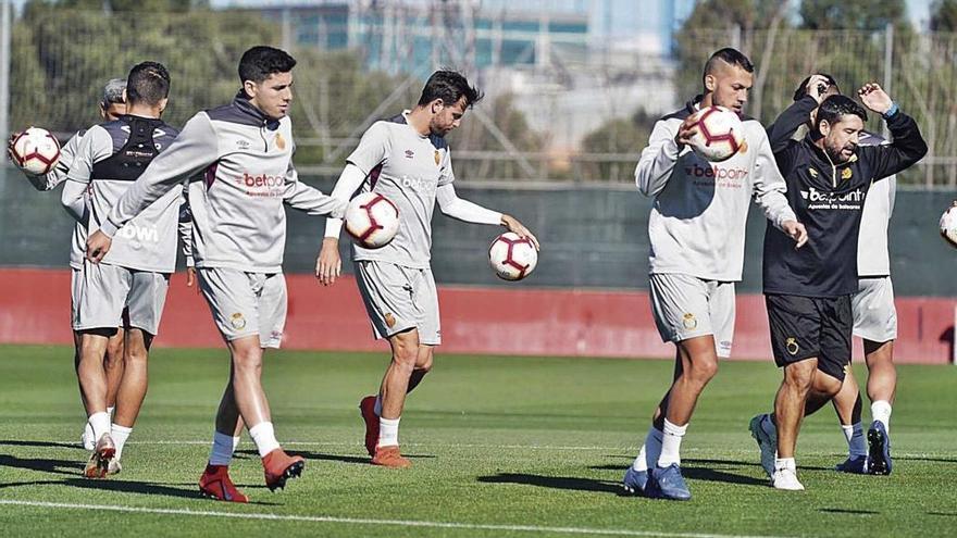 Fran GÃ¡mez, Ãlex LÃ³pez y Stoichkov, en el entrenamiento de ayer en Son Bibiloni, en la vuelta del equipo al trabajo.