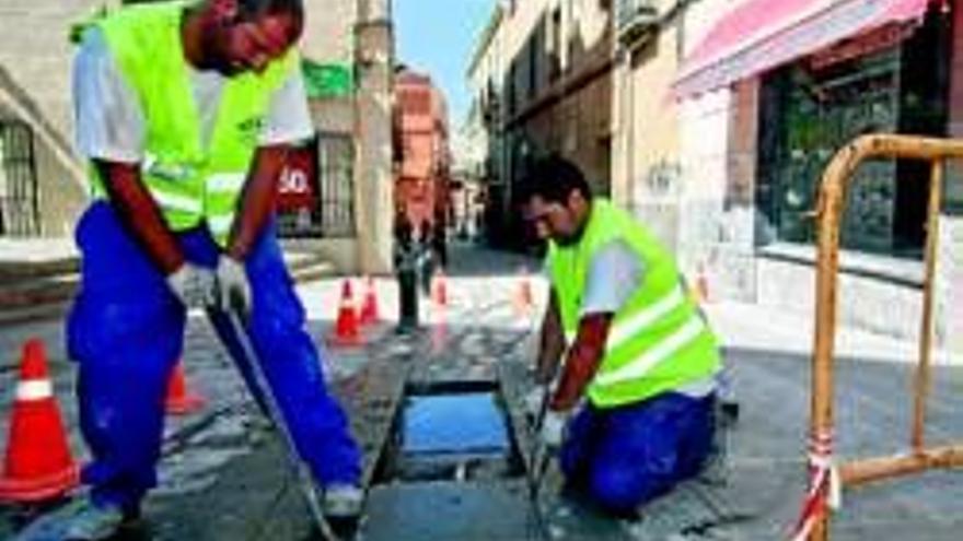 El plan de obras ´express´ repara el pavimento de la calle Roso de Luna