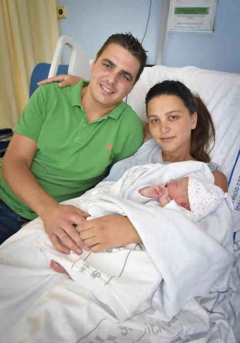Rita Raquel Quesada con su hija y su marido, en ...