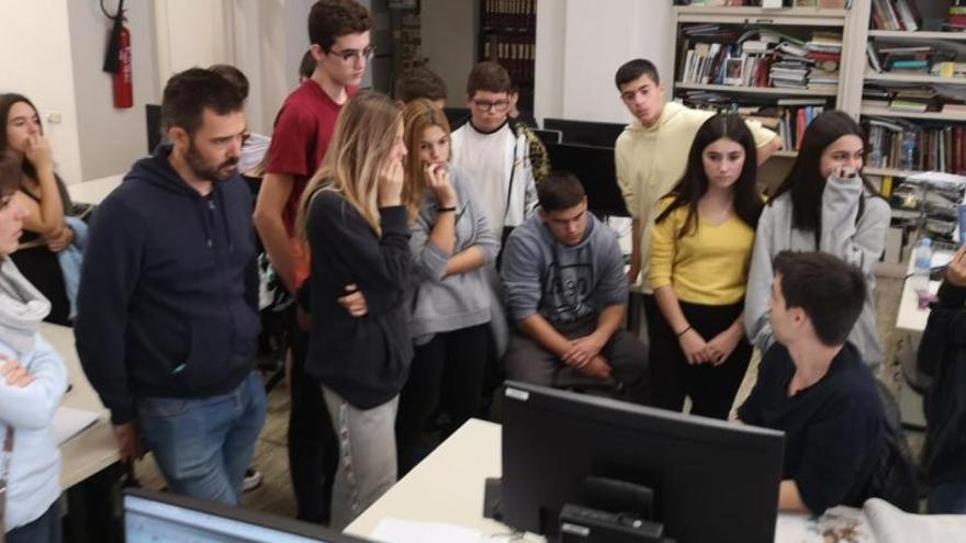 Un moment de la visita dels alumnes de Mig-Món a Regió7