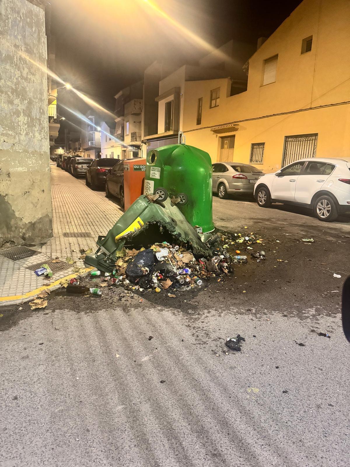 Uno de los contenedores calcinados en Carlet.