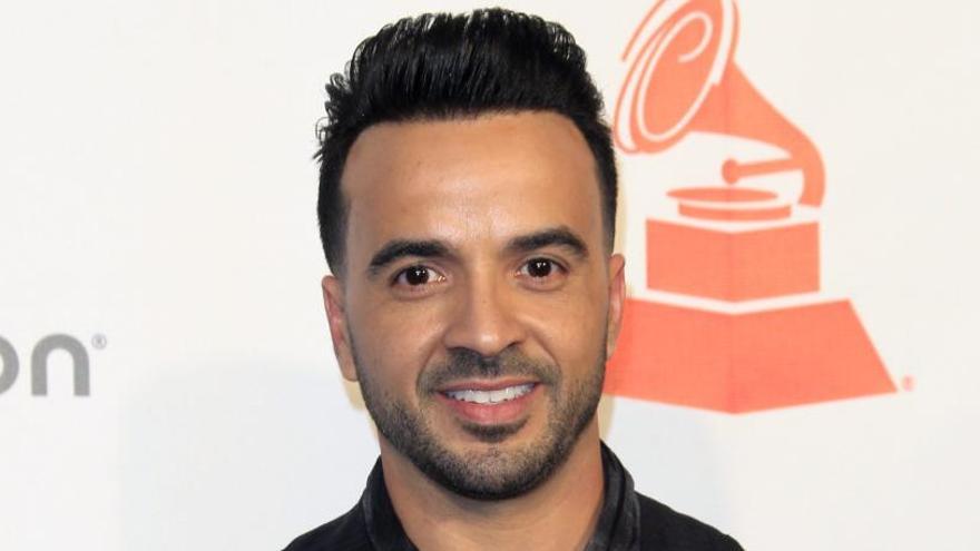 Luis Fonsi, con sus premios.