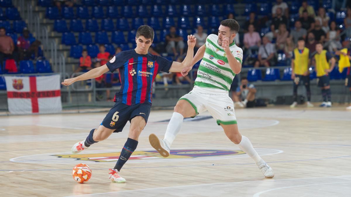 Saura presiona a Antonio en el partido entre el Barça y el Córdoba Futsal.