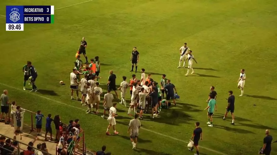 Embalo sufrió una dura entrada de Salguero que obligó a suspender el partido