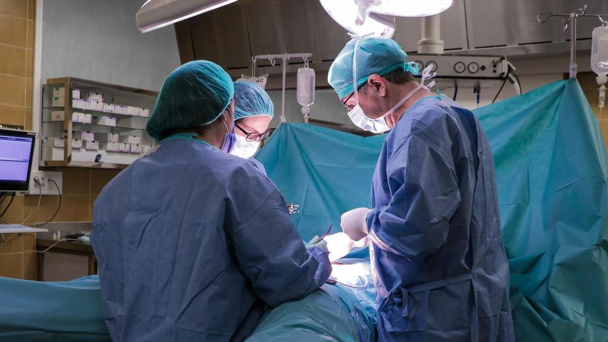 Cirujanos del Quénet Torrent Institute operando un sarcoma.