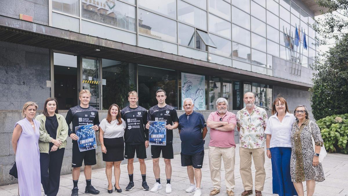 Participantes en la presentación en Cangas del Torneo Interpontes.