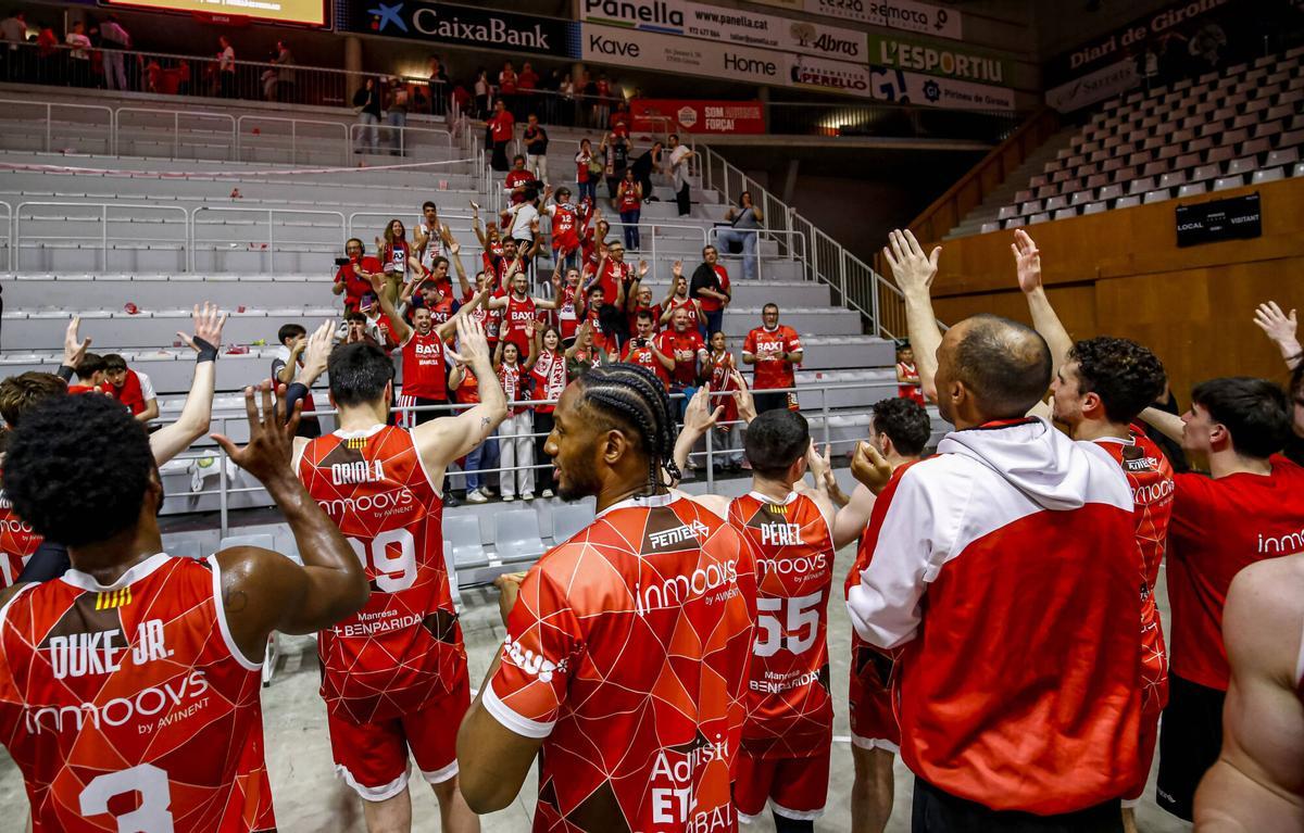 Les millors fotos de la celebració de la permanència del Baxi Manresa a Fontajau