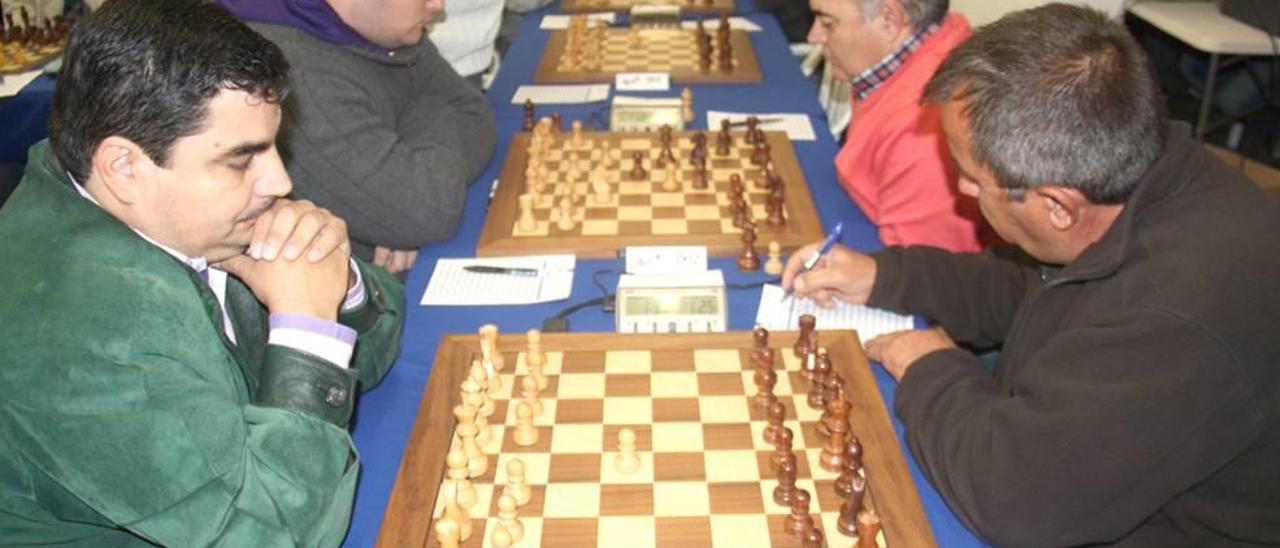 Queirolo, líder de Preferente, ante Gayà (derecha).