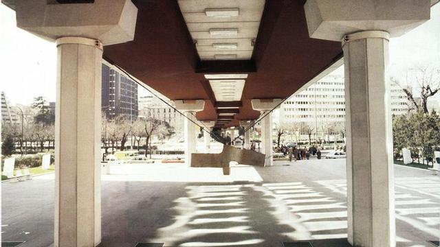 Lugar de encuentros III, pieza
de Chillida bajo el paso
superior en la Castellana de 
Madrid proyectado y construido
por los ingenieros José 
A.Fernández Ordóñez y
J.Martínez Calzón.