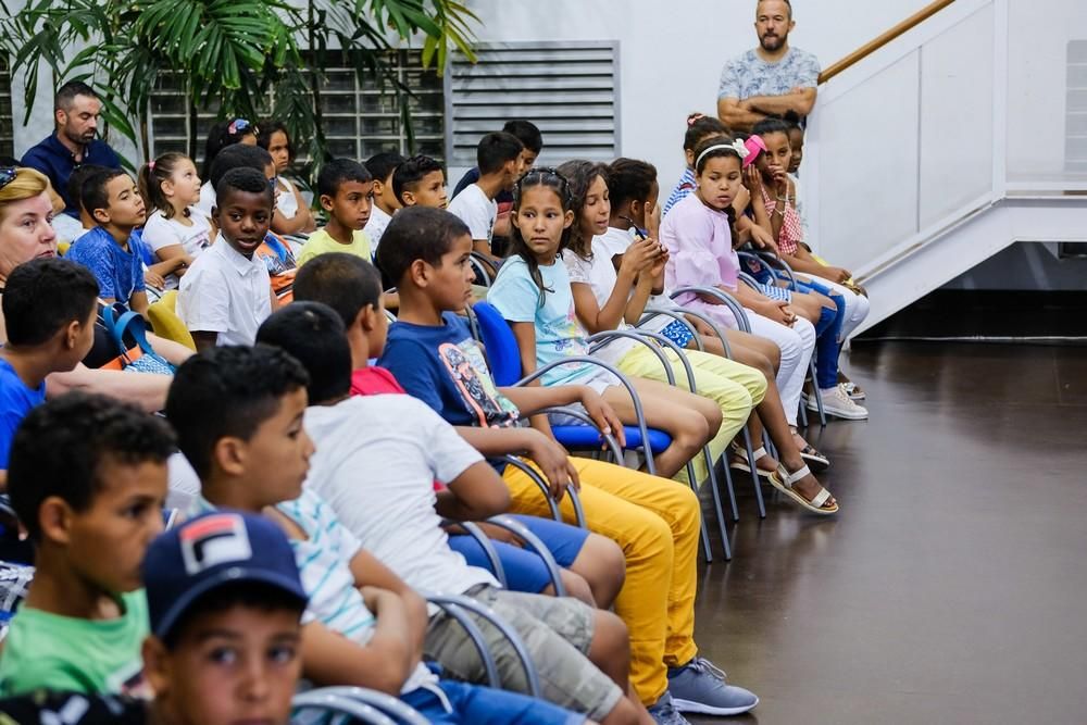 Medio centenar de niños saharauis visitan el Cabildo