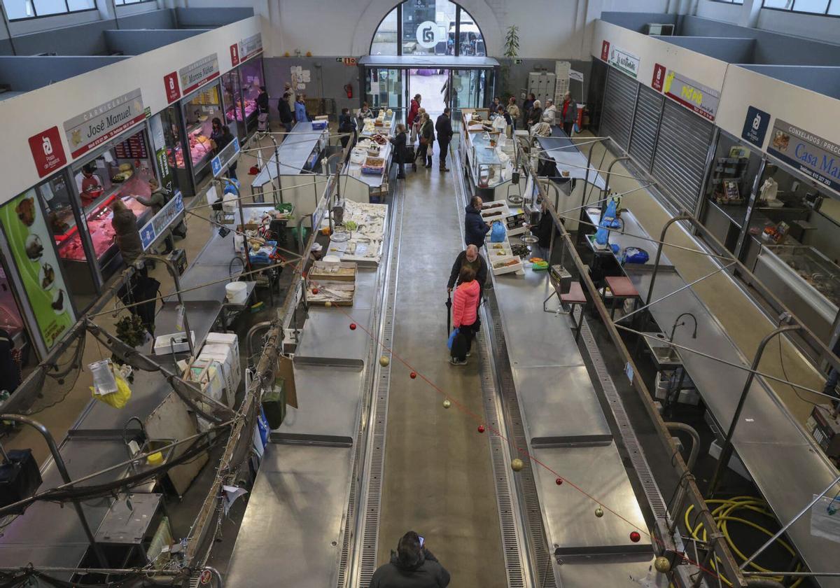 El temporal y los paros hacen escasear el pescado en plazas como la de la Vilagarcía.