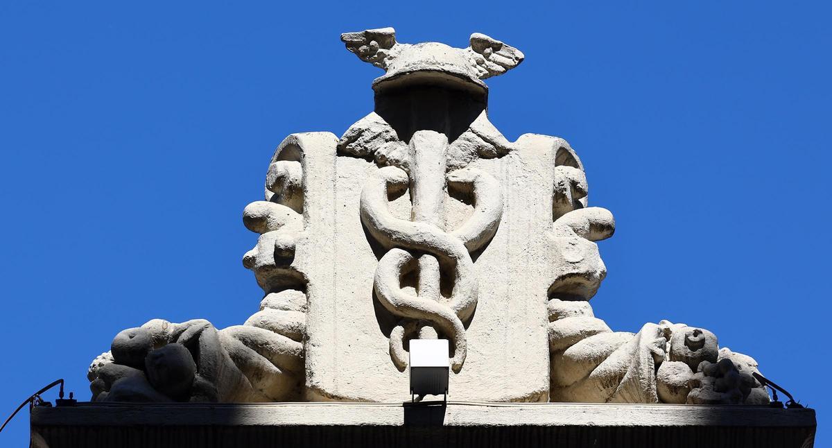 Dos serpientes rodean la escultura que preside otro mítico edificio de la ciudad