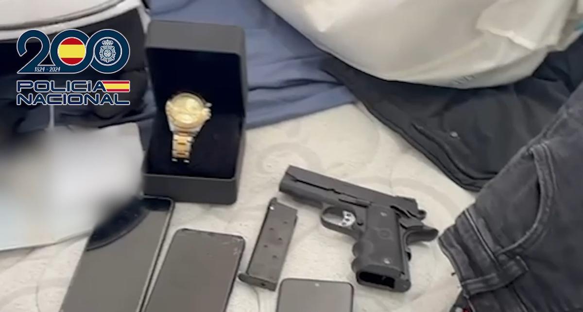 El reloj y la pistola intervenidos en Madrid.