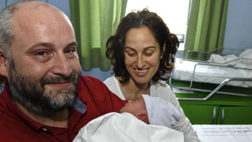 José María Cabal e Isabel Morán, con la pequeña Iria, ayer, en el Materno. i ANDRÉS CRUZ