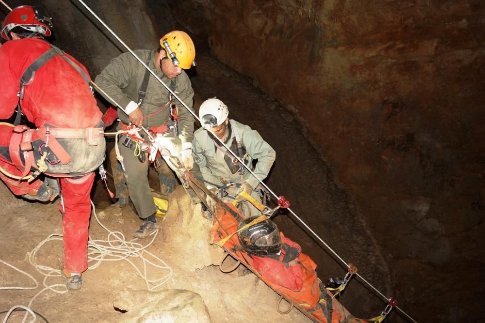 Simulacro de incendio en la cueva de la Campana de Escorca