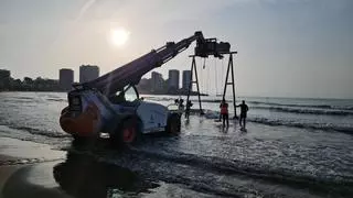 El columpio acuático de Orpesa regresa al mar tras ganar el pulso a Costas