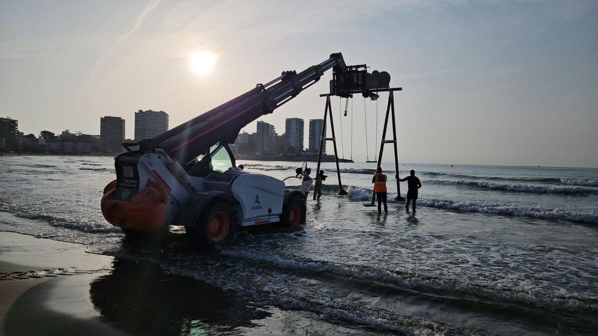 Vídeo: El columpio de playa más fotogénico de Castellón vuelve a su ubicación original dentro del mar