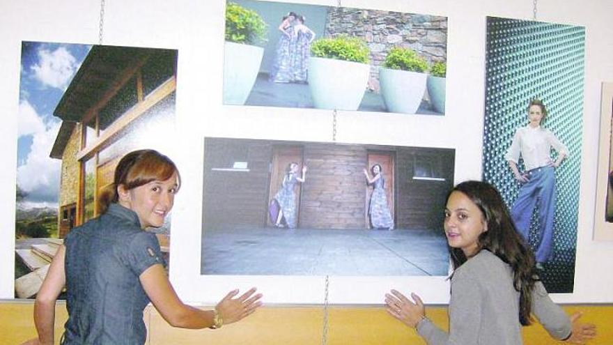 Tamara Hevia -izquierda- y Berta Martínez, junto a varios de los trabajos que exponen en la Casa de Cultura de Cangas de Onís.