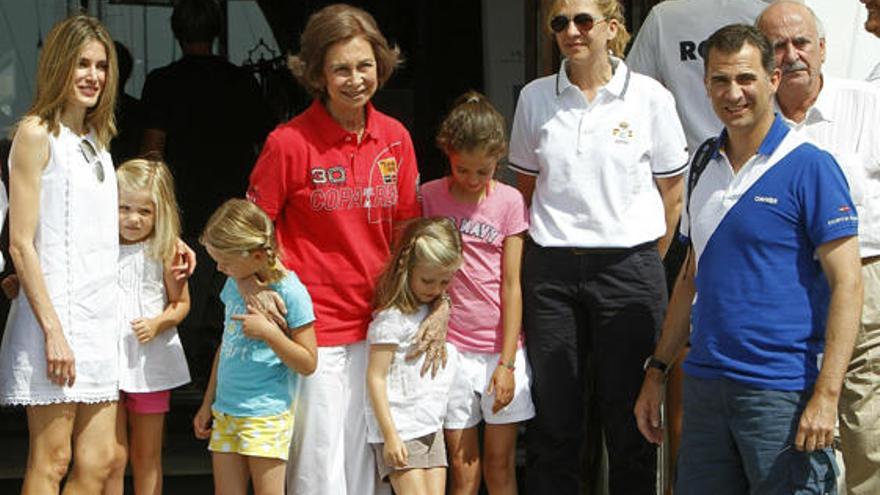 La Reina Sofía, los Príncipes de Asturias y la infanta Cristina, con Leonor, Sofía, Irene y Victoria Federica, ayer en el Real Club Náutico de Palma. i EFE