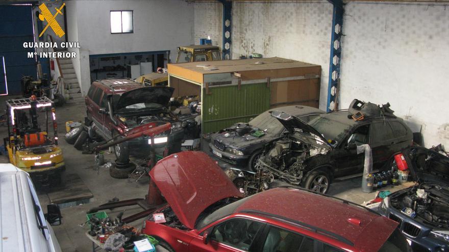 Desmantelado un taller clandestino de reparación de coches en Villares de la Reina, Salamanca