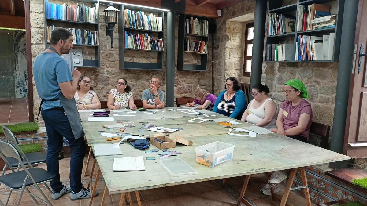 Javier Jubera, con algunhas das integrantes do grupo Mulleres Artistas, de Ambar, traballando no proxecto Barrio.