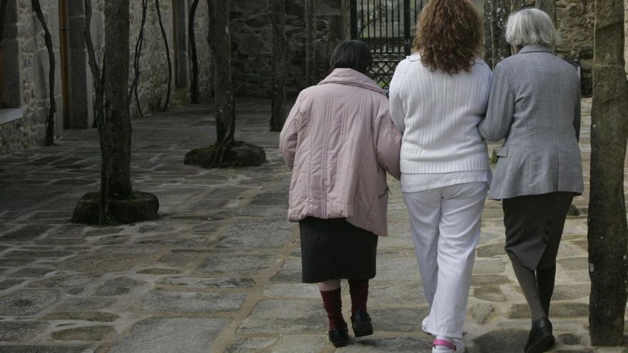 Dos ancianas son acompañadas por una trabajadora de un centro de Dodro. | Xoán Álvarez