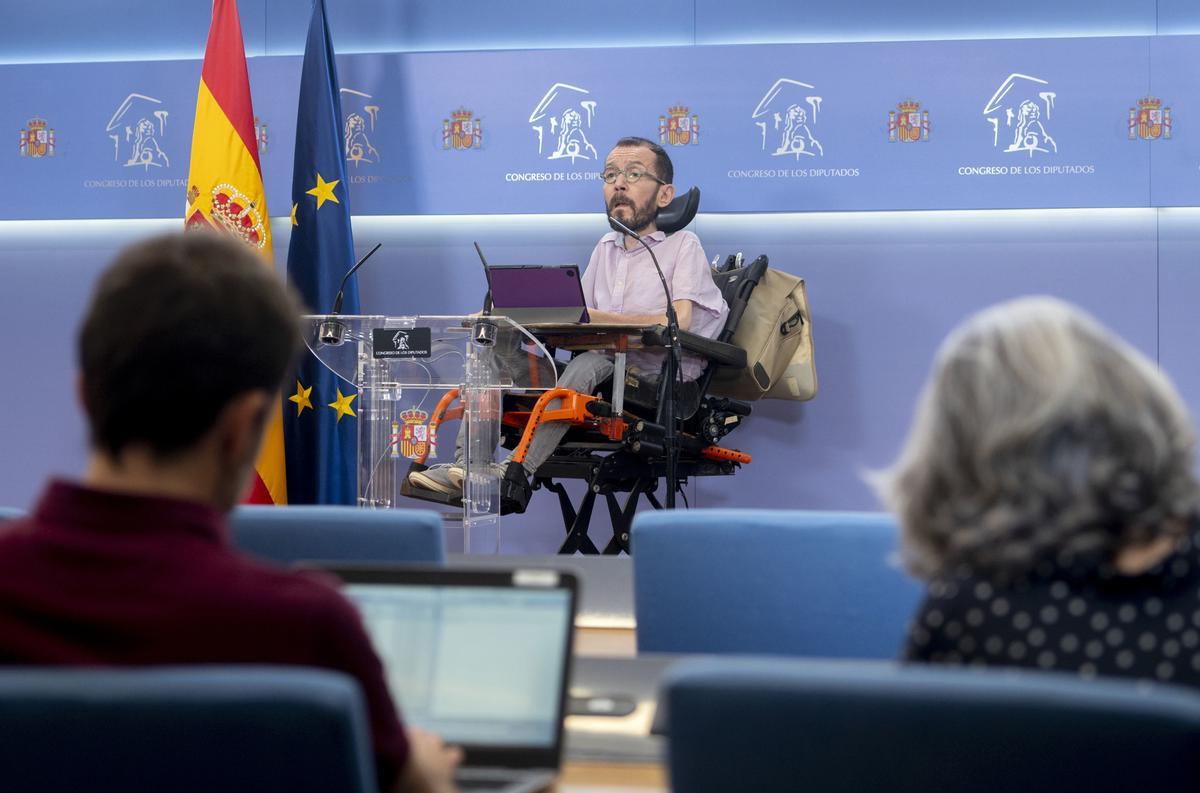 El portavoz de Unidas Podemos en el Congreso, Pablo Echenique, durante una rueda de prensa anterior a la Junta de Portavoces, a 9 de mayo de 2023, en Madrid (España).