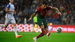 Joao Cancelo en una acción del partido entre Portugal y Eslovaquia de la fase de clasificación de la Eurocopa 2024