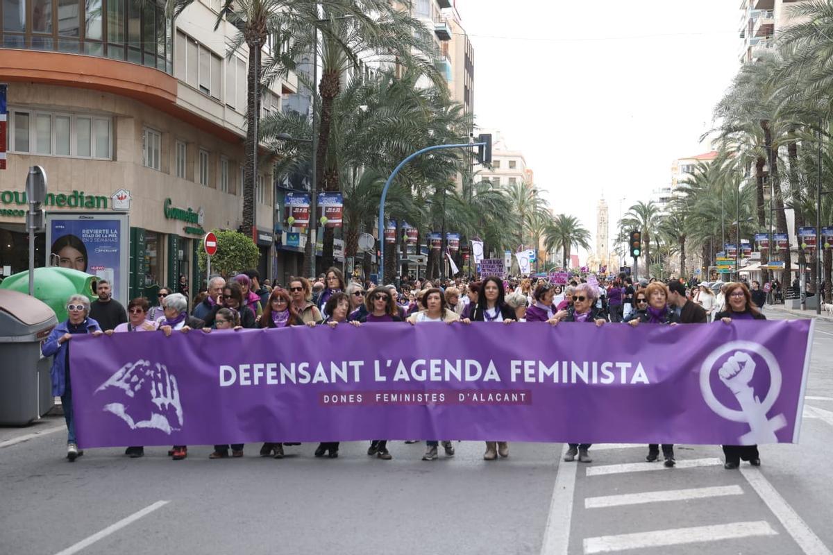 La multitudinaria marcha feminista en Alicante por el 8M, en imágenes