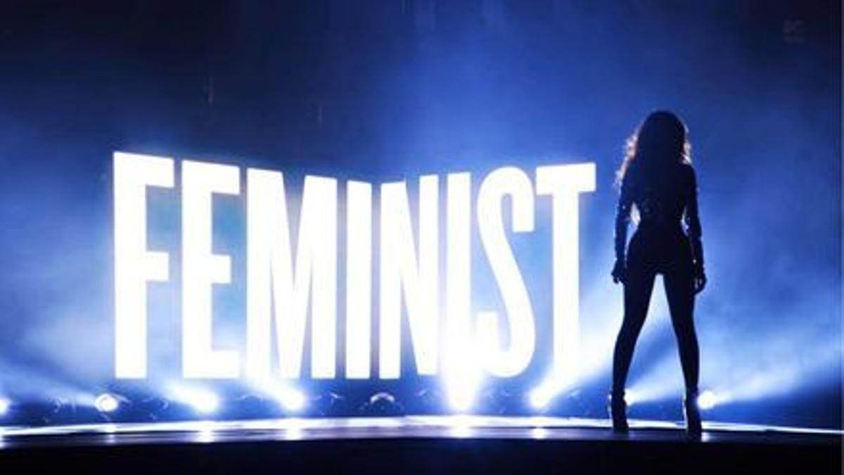 Beyoncé con la palabra 'Feminist' de fondo en letras gigantes, en un concierto en 2014. 
