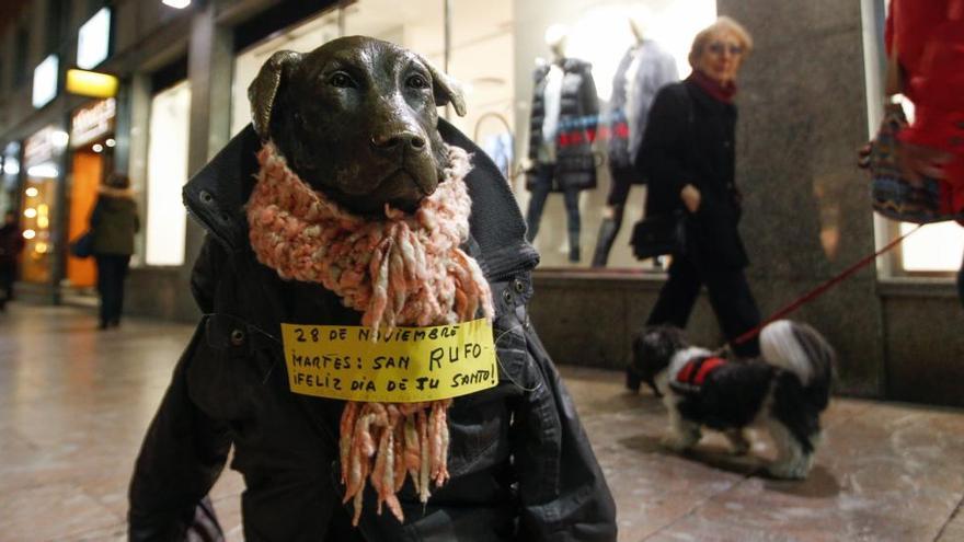 La estatua de Rufo con abrigo y bufanda, esta tarde.