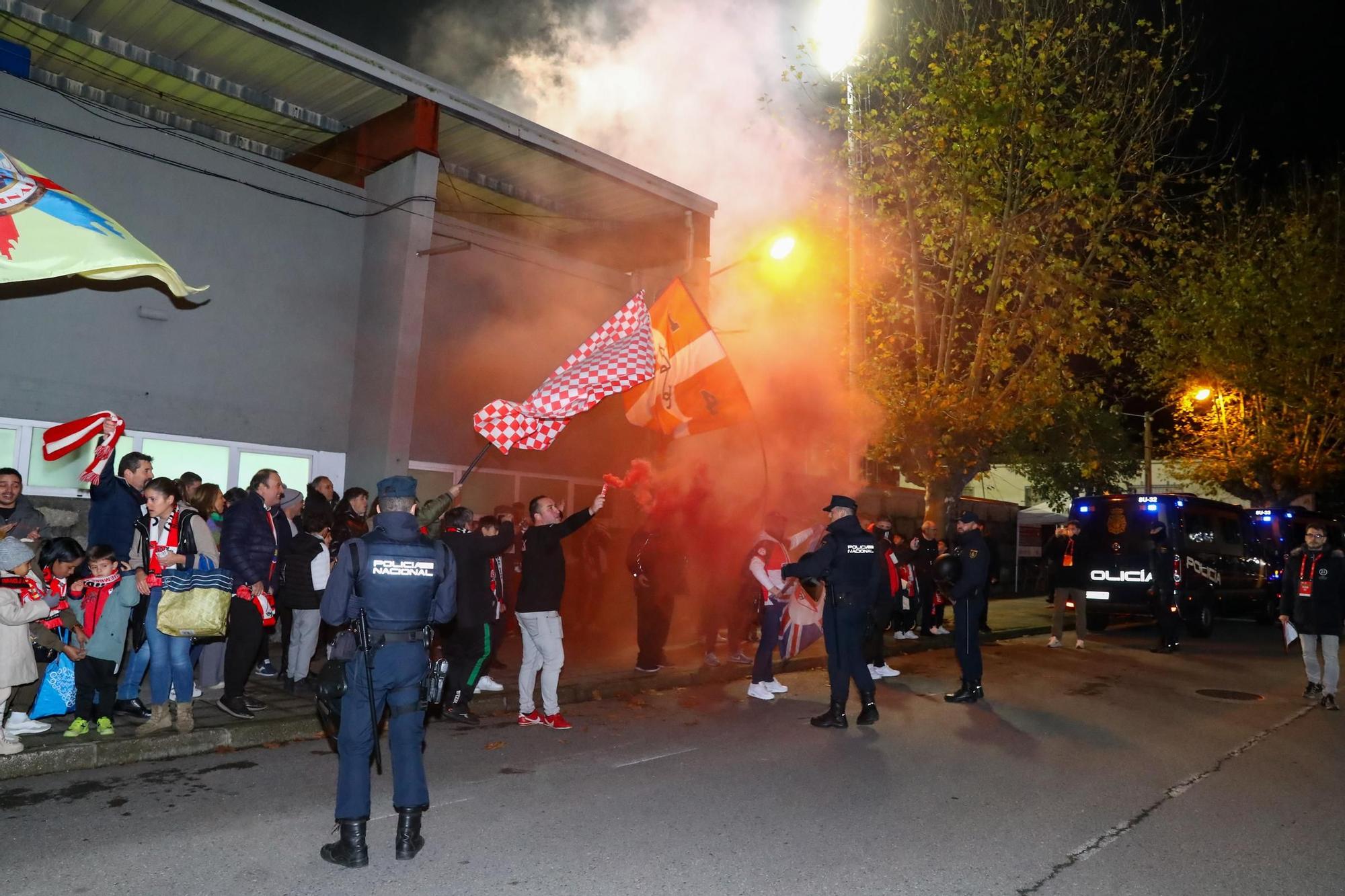 Las imágenes de una noche para la historia del Arosa con el Valencia como rival