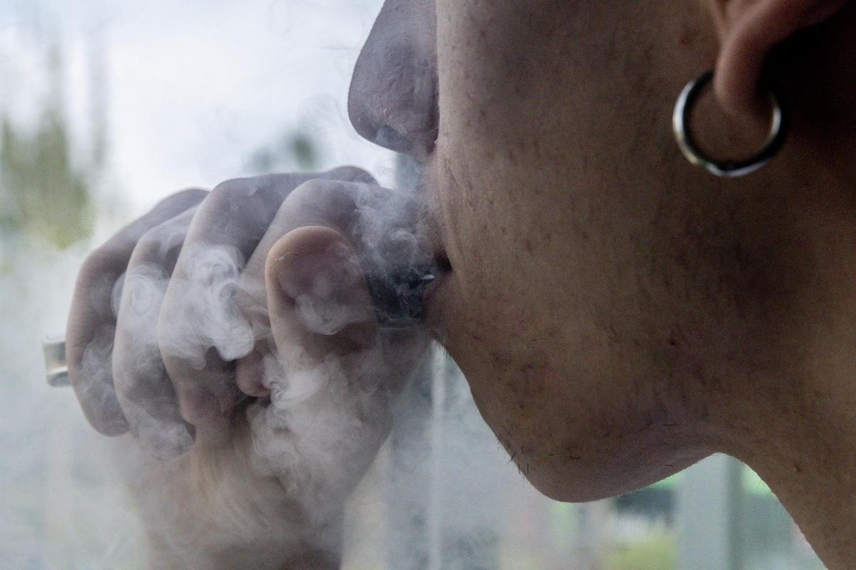 Un joven vapeando.
