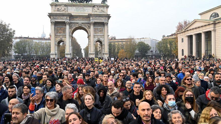 Multitudinaria protesta contra la vacunación anticovid en Milán, este sábado.