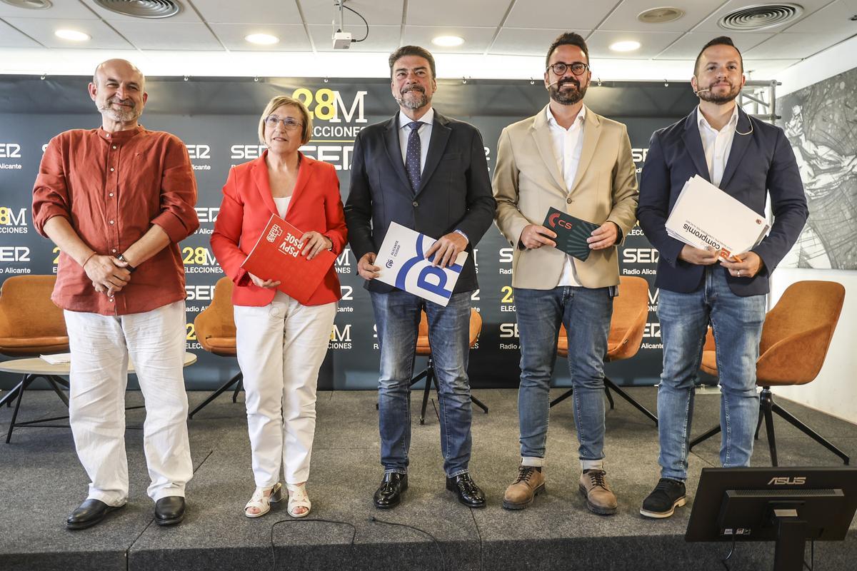 Los cinco alcaldables que participaron en el debate, al que no acudió la aspirante de Vox