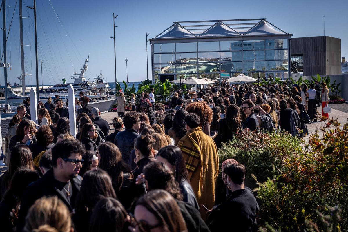 Ambiente exterior de la 080 Fashion Week Barcelona Ambiente exterior de la 080 Fashion Week Barcelona