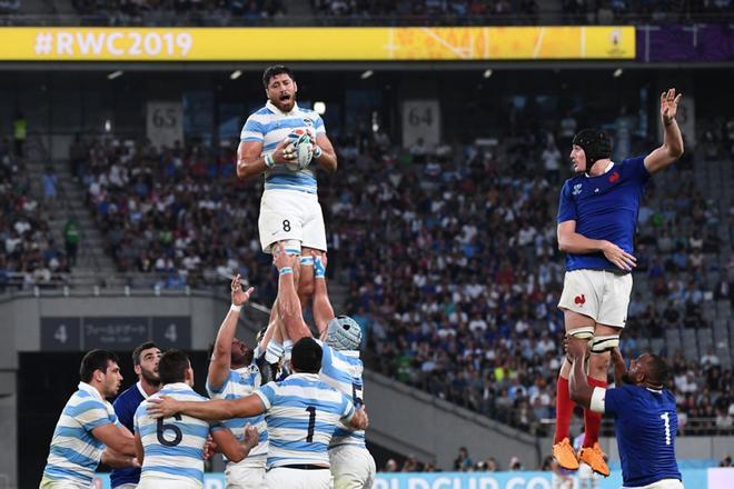 Javier Ortega Desio (I) de Argentina captura el balón durante el partido entre Argentina y Francia del Mundial de Rugby 2019 disputado en el Tokyo Stadium en Tokyo.