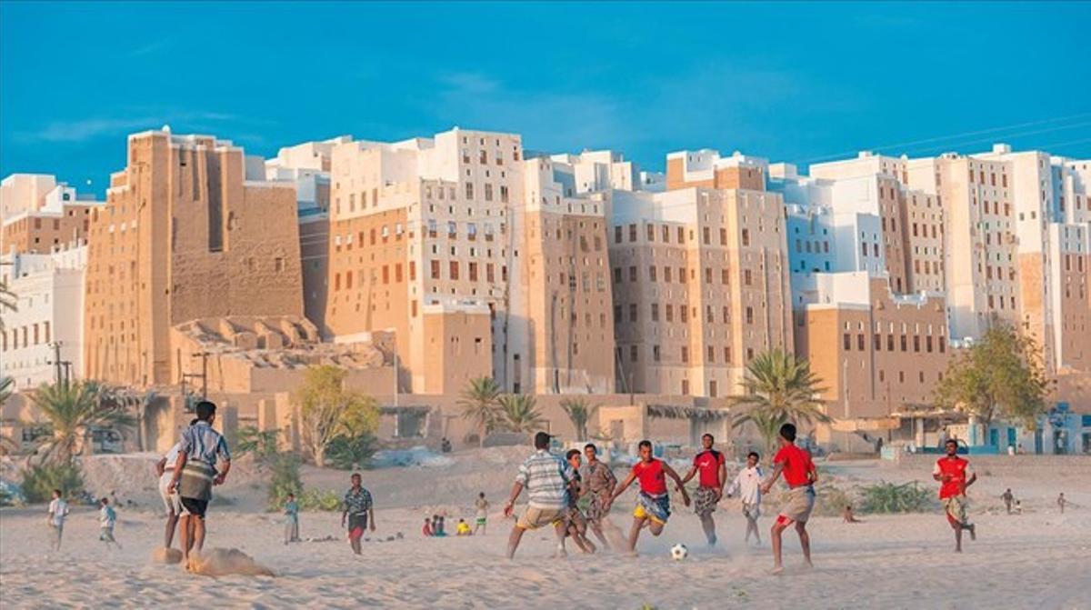 La ciutat de Shinam va ser declarada patrimoni de la humanitat a l’any 1984. Sorprèn per l’esveltesa dels seus edificis enmig del desert. La ciutat de Shinam va ser declarada patrimoni de la humanitat a l’any 1984. Sorprèn per l’esveltesa dels seus edificis enmig del desert.