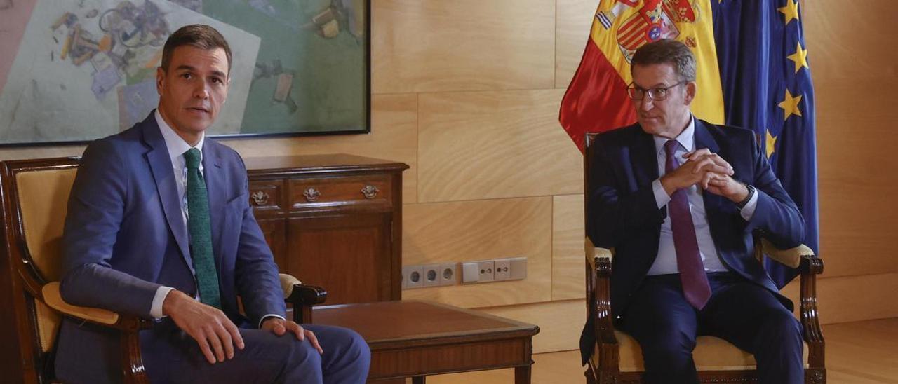 El presidente en funciones, Pedro Sánchez, y el líder del PP, Alberto Núñez Feijóo en su encuentro.