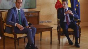 El presidente en funciones, Pedro Sánchez, y el líder del PP, Alberto Núñez Feijóo en su encuentro.