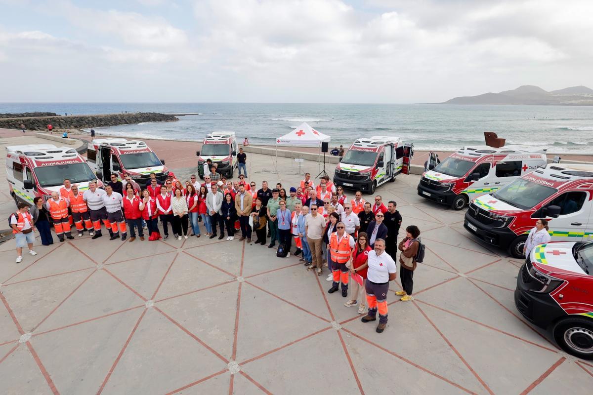 Equipos de Cruz Roja junto a las nuevas ambulancias provinciales